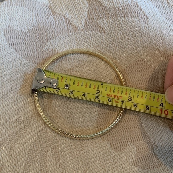 Gold tone bangle set. Bracelets, set of 2. - Picture 4 of 6